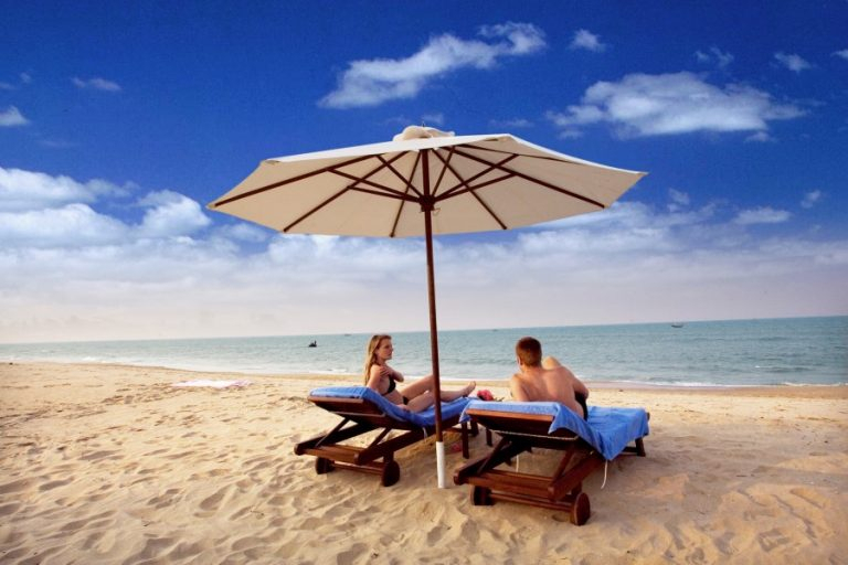 Free & Easy: Nha Trang Beach Relaxation